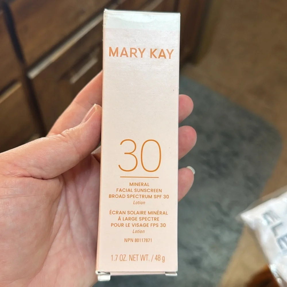 NIB Mary Kay Mineral Facial Sunscreen Broad Spectrum SPF 30 1.7 Oz